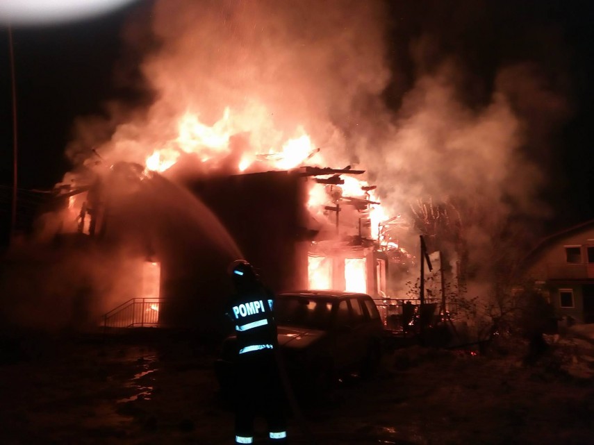 interventie la incendiu de patru ore o casa a ars complet galerie foto 622060 interventie la incendiu de patru ore o casa a ars complet galerie foto 622060