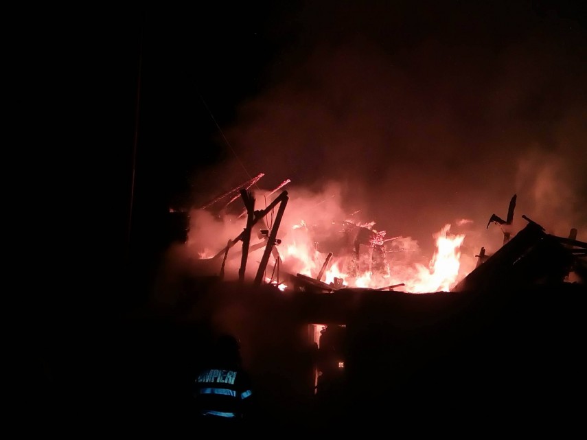 interventie la incendiu de patru ore o casa a ars complet galerie foto 622060 interventie la incendiu de patru ore o casa a ars complet galerie foto 622060