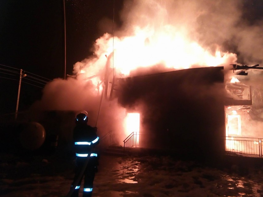interventie la incendiu de patru ore o casa a ars complet galerie foto 622060 interventie la incendiu de patru ore o casa a ars complet galerie foto 622060