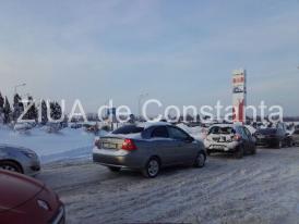 Coloane de maşini la intrarea în Constanţa dinspre Ovidiu. Şoferii nervoşi şi-au pierdut răbdarea (galerie foto)  