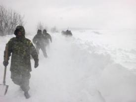 Misiunile militarilor continuă în judeţ. Au transportat şi doi pacienţi la Spitalul Judeţean 
