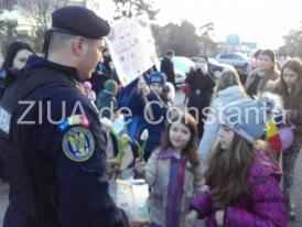 Momente emoţionate la Constanţa. Jandarmii au primit flori de la copii (fotoreportaj)