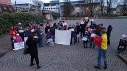 O familie din Constanța a ieșit la protest alături de alți români din Norvegia (galerie foto + video)  