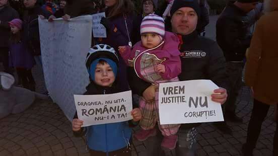 o familie din constanta a iesit la protest alaturi de alti romani din norvegia galerie foto 622762 o familie din constanta a iesit la protest alaturi de alti romani din norvegia galerie foto 622762