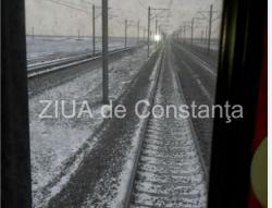 Călătorie cu peripeţii pentru 150 de persoane Trenul Intercity Constanţa-Bucureşti, blocat în câmp de zeci de minute         