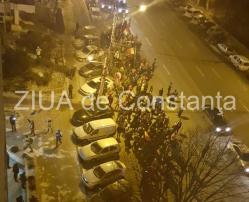 A „plouat” cu borcane peste protestatari în zona Casei de Cultură din Constanța
