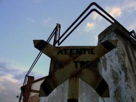 Trafic feroviar blocat după ce o mașină de poliție a fost lovită de tren