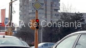 Semafoare cu inimioare în Constanţa. Cine a permis modificarea semnalizării. Cât vor sta insemnele iubirii pe culoarea roşie (galerie foto+video)