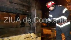 UPDATE 1. Focul s-a extins la alte două imobile Incendiu în Tulcea. Pompierii intervin la acoperișul unei case