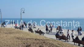 Fotoreportaj Vremea frumoasă i-a scos pe constănțeni din casă. Faleza de la Cazino este plină