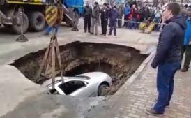 Mașină „înghițită” de asfalt Un autoturism parcat, căzut într-o groapă adâncă (video)