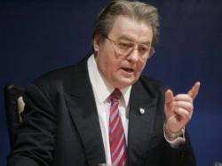 Obiecte ale lui Corneliu Vadim Tudor, vândute cu peste 23.000 de euro la o licitație