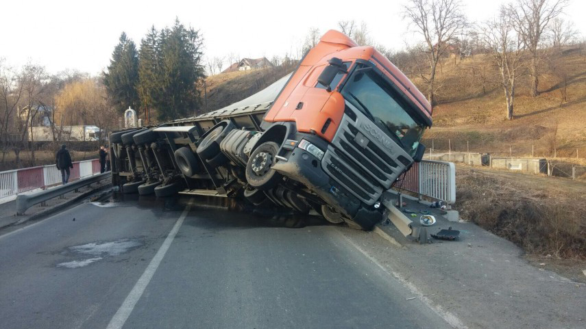 incredibil un sofer a scapat dintr un accident teribil masina lui a fost strivita de un tir galerie foto incredibil un sofer a scapat dintr un accident teribil masina lui a fost strivita de un tir galerie foto