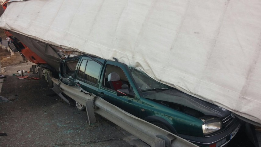 incredibil un sofer a scapat dintr un accident teribil masina lui a fost strivita de un tir galerie foto incredibil un sofer a scapat dintr un accident teribil masina lui a fost strivita de un tir galerie foto