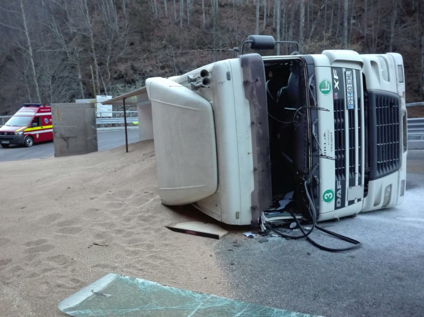 cascadorie in trafic pe dn1a traficul blocat de un tir rasturnat 625275 cascadorie in trafic pe dn1a traficul blocat de un tir rasturnat 625275