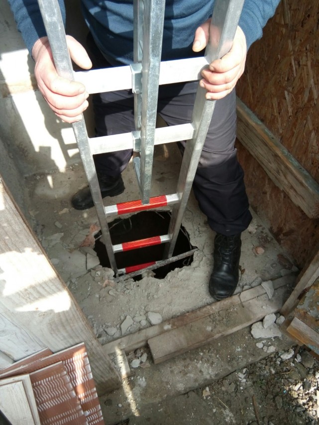 operatiune pentru salvarea unui caine la ovidiu a cazut in hazna galerie foto 626226 operatiune pentru salvarea unui caine la ovidiu a cazut in hazna galerie foto 626226