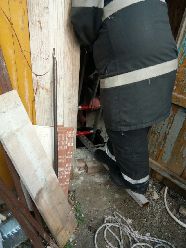 operatiune pentru salvarea unui caine la ovidiu a cazut in hazna galerie foto 626226 operatiune pentru salvarea unui caine la ovidiu a cazut in hazna galerie foto 626226