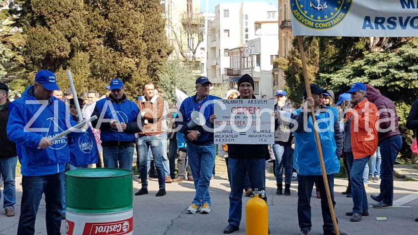 protest zgomotos in fata prefecturii constanta 626424 protest zgomotos in fata prefecturii constanta 626424