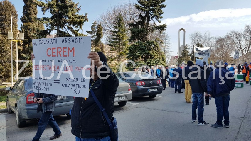 protest zgomotos in fata prefecturii constanta 626424 protest zgomotos in fata prefecturii constanta 626424