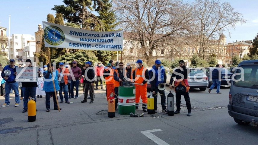 protest zgomotos in fata prefecturii constanta 626424 protest zgomotos in fata prefecturii constanta 626424