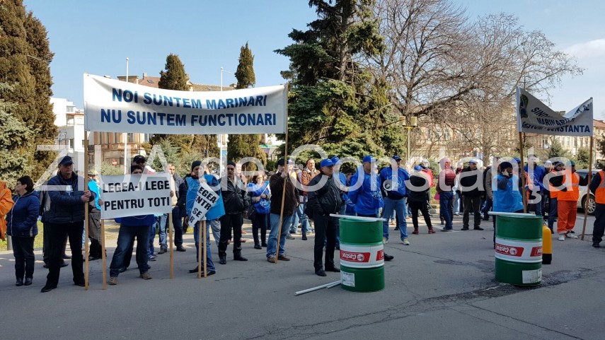 protest zgomotos in fata prefecturii constanta 626424 protest zgomotos in fata prefecturii constanta 626424