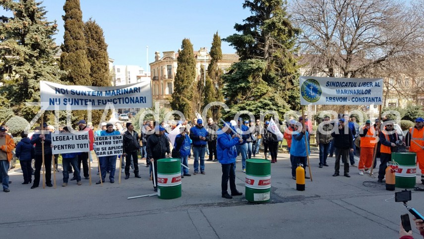 protest zgomotos in fata prefecturii constanta 626424 protest zgomotos in fata prefecturii constanta 626424