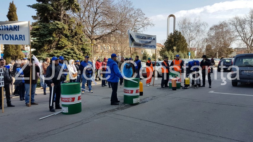 protest zgomotos in fata prefecturii constanta 626424 protest zgomotos in fata prefecturii constanta 626424