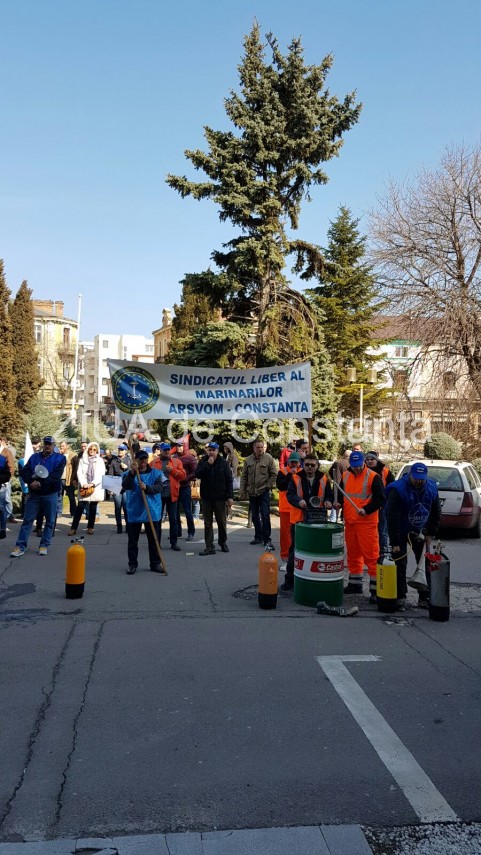 protest zgomotos in fata prefecturii constanta 626424 protest zgomotos in fata prefecturii constanta 626424