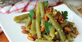 Reţetă video. Salata de fasole verde cu usturoi si seminte de pin