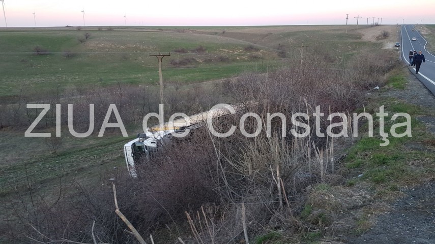 eveniment rutier langa crucea tir rasturnata soferul ranit 626906 eveniment rutier langa crucea tir rasturnata soferul ranit 626906