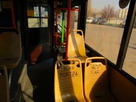 Fotoreportaj Ce mai scriu (unii) constănţeni pe scaunele autobuzelor RATC. Citiţi şi vă minunaţi  
