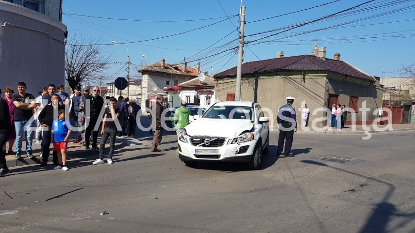 ciocnire intre un volvo si un lexus in piata chiliei din constanta lexus cu rotile in sus in intersectie ciocnire intre un volvo si un lexus in piata chiliei din constanta lexus cu rotile in sus in intersectie