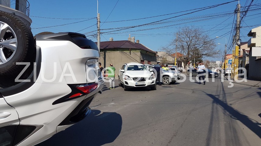ciocnire intre un volvo si un lexus in piata chiliei din constanta lexus cu rotile in sus in intersectie ciocnire intre un volvo si un lexus in piata chiliei din constanta lexus cu rotile in sus in intersectie