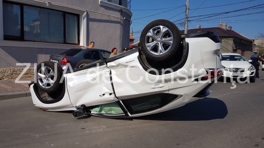ciocnire intre un volvo si un lexus in piata chiliei din constanta lexus cu rotile in sus in intersectie ciocnire intre un volvo si un lexus in piata chiliei din constanta lexus cu rotile in sus in intersectie