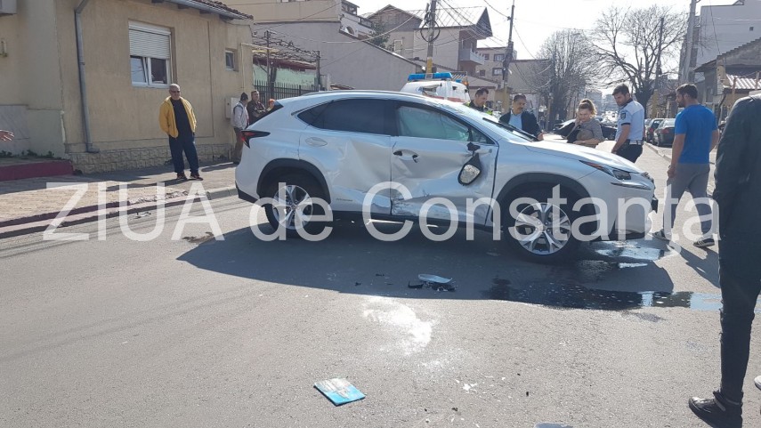 ciocnire intre un volvo si un lexus in piata chiliei din constanta lexus cu rotile in sus in intersectie ciocnire intre un volvo si un lexus in piata chiliei din constanta lexus cu rotile in sus in intersectie
