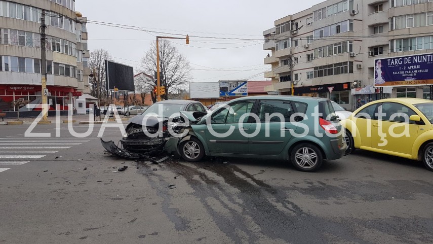 accident pe bulevardul tomis din constanta doua masini au fost serios avariate galerie foto 627958 accident pe bulevardul tomis din constanta doua masini au fost serios avariate galerie foto 627958