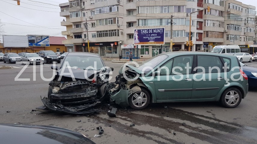 accident pe bulevardul tomis din constanta doua masini au fost serios avariate galerie foto 627958 accident pe bulevardul tomis din constanta doua masini au fost serios avariate galerie foto 627958