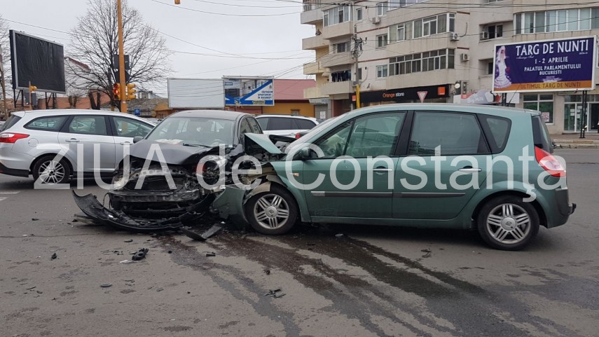 accident pe bulevardul tomis din constanta doua masini au fost serios avariate galerie foto 627958 accident pe bulevardul tomis din constanta doua masini au fost serios avariate galerie foto 627958