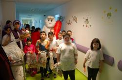 De Paște, Asociația „Suflete deschise“ a împărțit daruri și bucurii bătrânilor singuri și oamenilor străzii (galerie foto)    