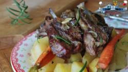 Cotlete de miel la cuptor, cu lămâie şi legume (reţetă video)