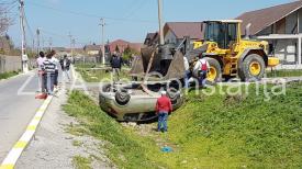 Accident rutier grav la ieşire din Valu lui Traian, spre Murfatlar. O maşină este cu roţile în sus într-un canal! (galerie foto+video)       