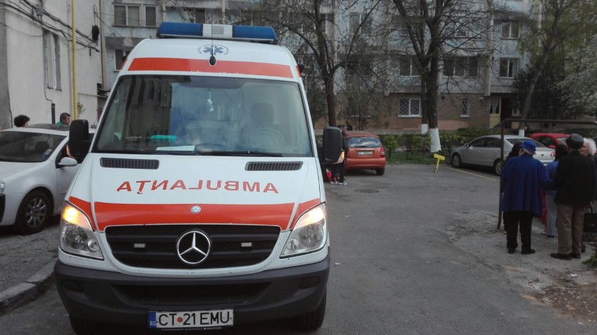 update 2 pompierii in alerta un bloc din constanta evacuat doua femei cu atacuri de panica galerie foto update 2 pompierii in alerta un bloc din constanta evacuat doua femei cu atacuri de panica galerie foto