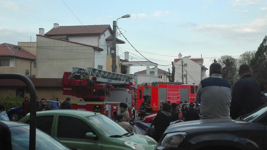 update 2 pompierii in alerta un bloc din constanta evacuat doua femei cu atacuri de panica galerie foto update 2 pompierii in alerta un bloc din constanta evacuat doua femei cu atacuri de panica galerie foto