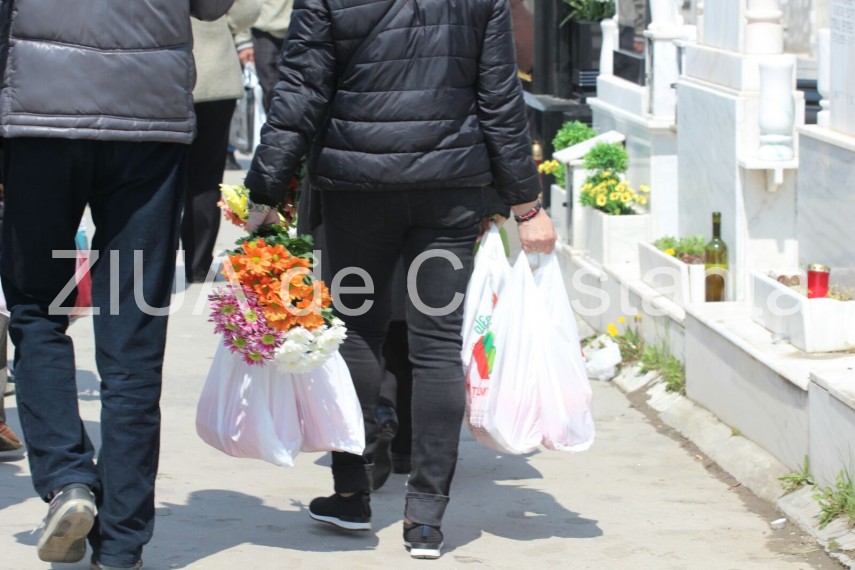 zeci de persoane la cimitirul central din constanta pentru a cinsti amintirea celor adormiti fotoreportaj zeci de persoane la cimitirul central din constanta pentru a cinsti amintirea celor adormiti fotoreportaj