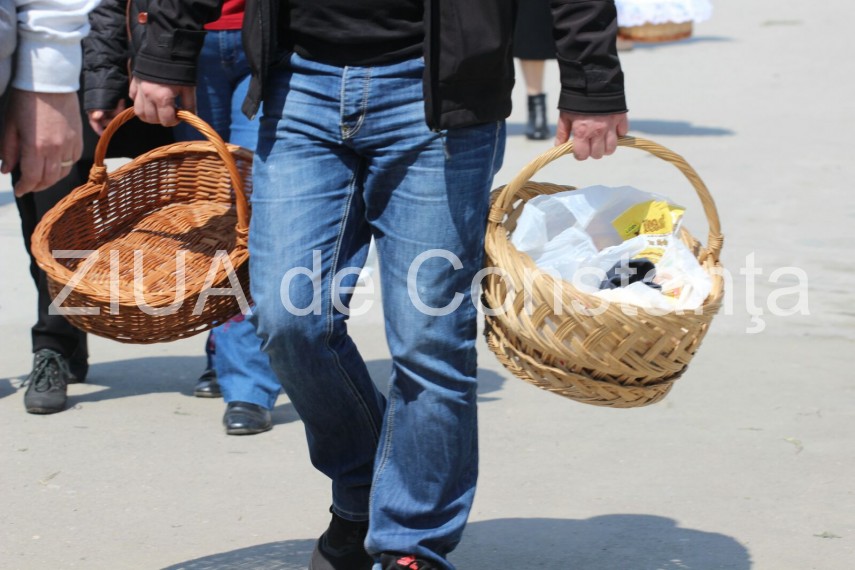 zeci de persoane la cimitirul central din constanta pentru a cinsti amintirea celor adormiti fotoreportaj zeci de persoane la cimitirul central din constanta pentru a cinsti amintirea celor adormiti fotoreportaj