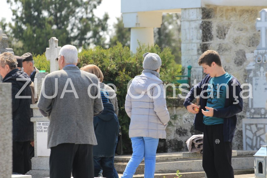 zeci de persoane la cimitirul central din constanta pentru a cinsti amintirea celor adormiti fotoreportaj zeci de persoane la cimitirul central din constanta pentru a cinsti amintirea celor adormiti fotoreportaj