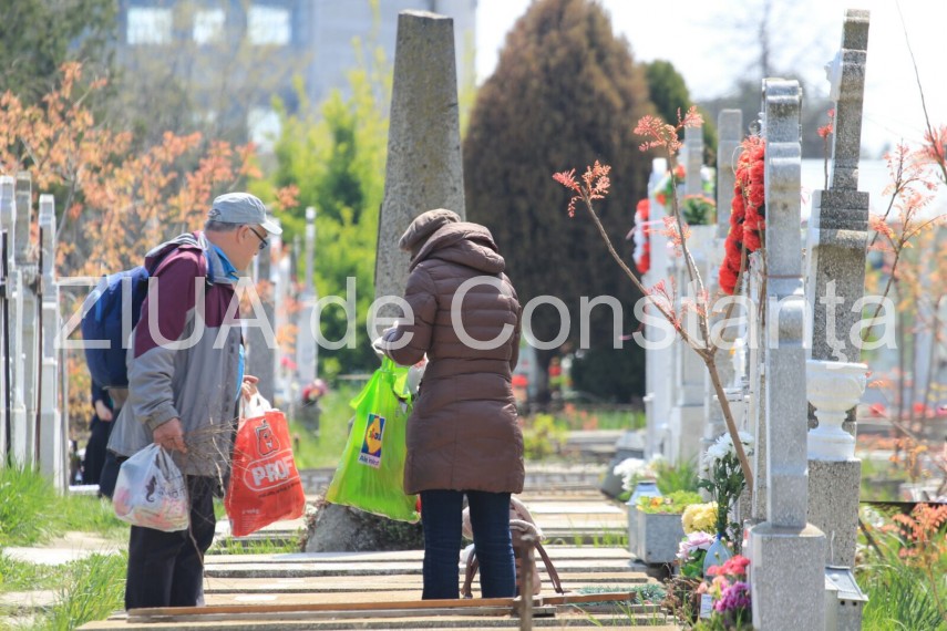 zeci de persoane la cimitirul central din constanta pentru a cinsti amintirea celor adormiti fotoreportaj zeci de persoane la cimitirul central din constanta pentru a cinsti amintirea celor adormiti fotoreportaj