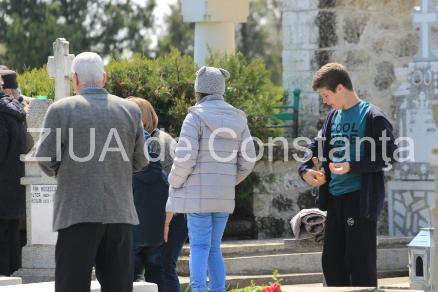 zeci de persoane la cimitirul central din constanta pentru a cinsti amintirea celor adormiti fotoreportaj zeci de persoane la cimitirul central din constanta pentru a cinsti amintirea celor adormiti fotoreportaj