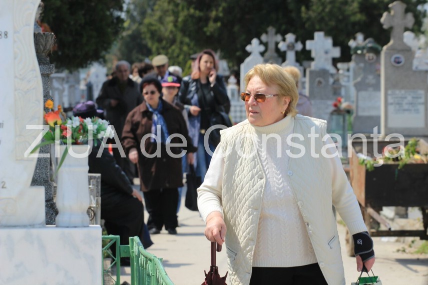 zeci de persoane la cimitirul central din constanta pentru a cinsti amintirea celor adormiti fotoreportaj zeci de persoane la cimitirul central din constanta pentru a cinsti amintirea celor adormiti fotoreportaj