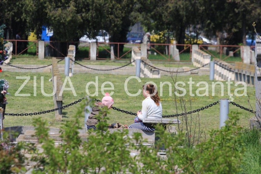 zeci de persoane la cimitirul central din constanta pentru a cinsti amintirea celor adormiti fotoreportaj zeci de persoane la cimitirul central din constanta pentru a cinsti amintirea celor adormiti fotoreportaj
